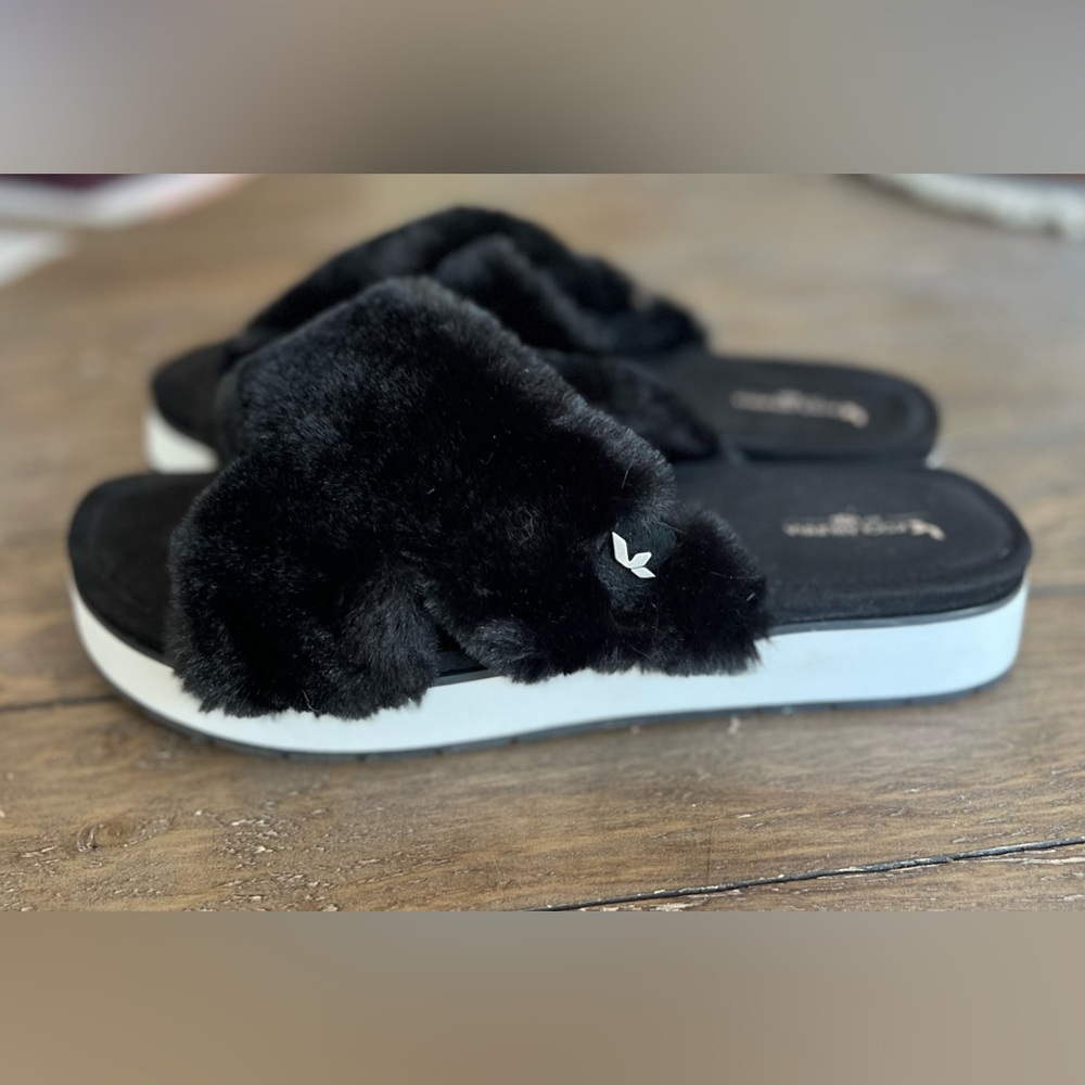 NWOT Koolaburra Roubie Fuzz Slippers, Size 10